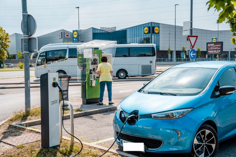 električna polnilnica, električni avto, zoe.jpg