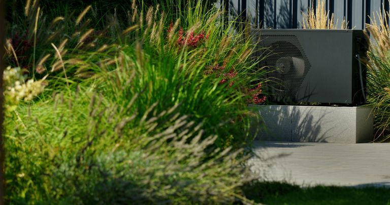 zakrivanje motilcev na vrtu