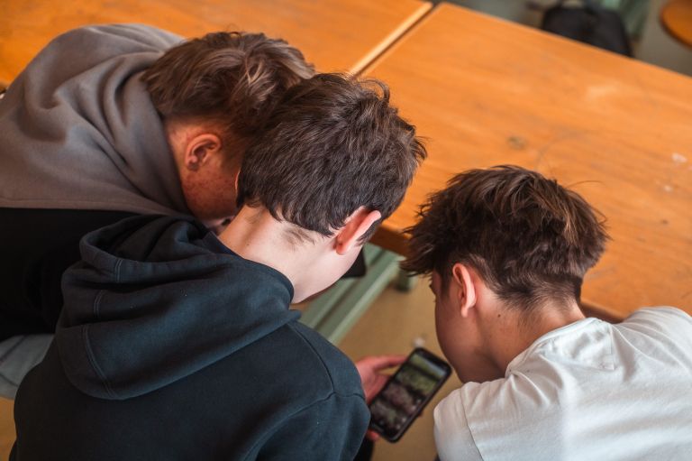 simbolična, šola, uporaba-telefona-med-poukom, telefoni-v-šoli, učenci, mobilne-naprave, učilnica