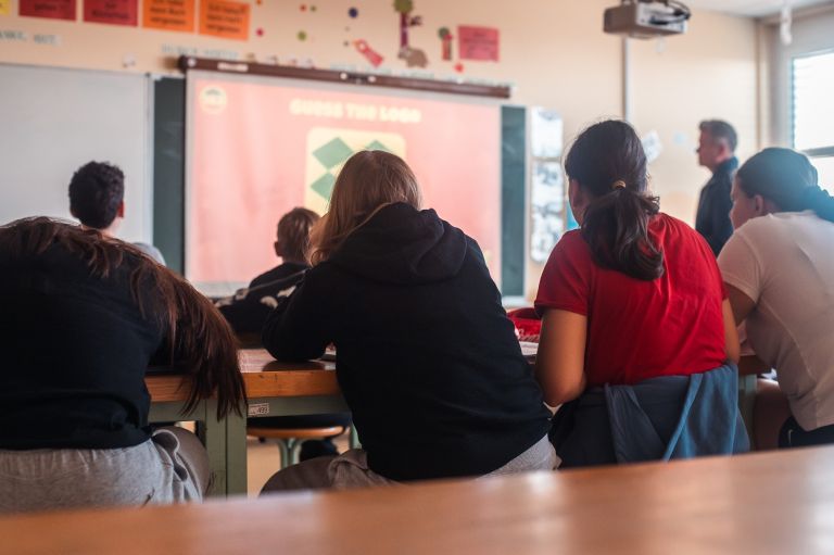 simbolična, šola, uporaba-telefona-med-poukom, telefoni-v-šoli, učenci, mobilne-naprave, učilnica