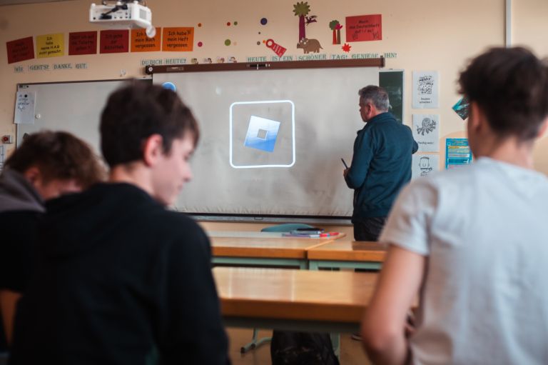 simbolična, šola, uporaba-telefona-med-poukom, telefoni-v-šoli, učenci, mobilne-naprave, učilnica