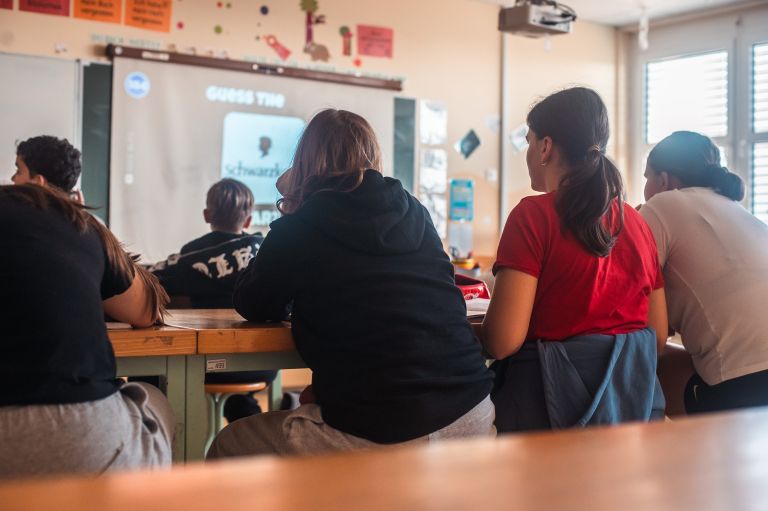 simbolična, šola, uporaba-telefona-med-poukom, telefoni-v-šoli, učenci, mobilne-naprave, učilnica