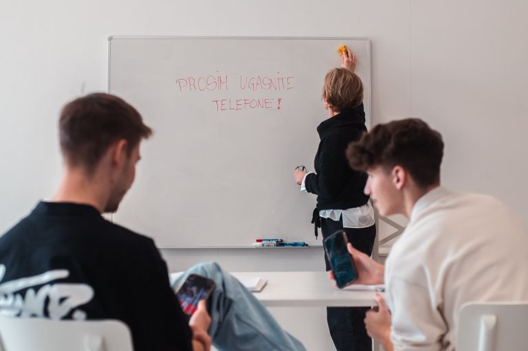 simbolična, šola, uporaba-telefona-med-poukom, telefoni-v-šoli, učenci, mobilne-naprave, učilnica