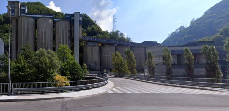 Trbovlje, cementarna silosi.png