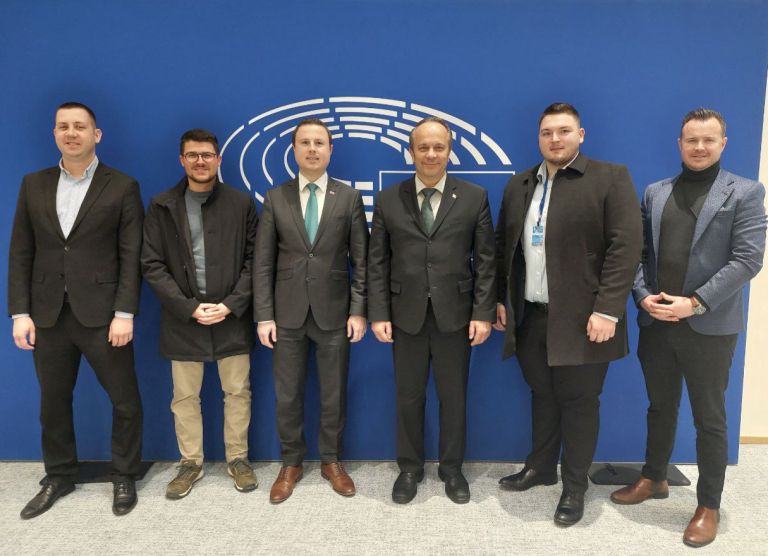 zalec bence mahnic grims poglajen pecar-facebook.jpg