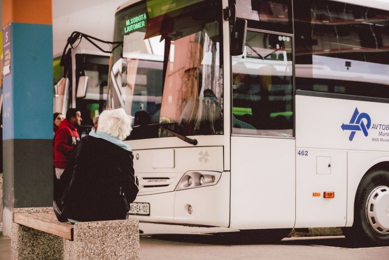 simbolična, avtobusna-postaja, murska-sobota, upokojenci, starejši