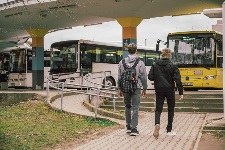simbolična, avtobusna-postaja, murska-sobota, dijak, dijaki, učenci, šolar, šolarji