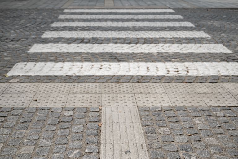simbolična, taktilne-označbe, invalidi, za-slepe, slepi, invalide, prehod-za-pešce