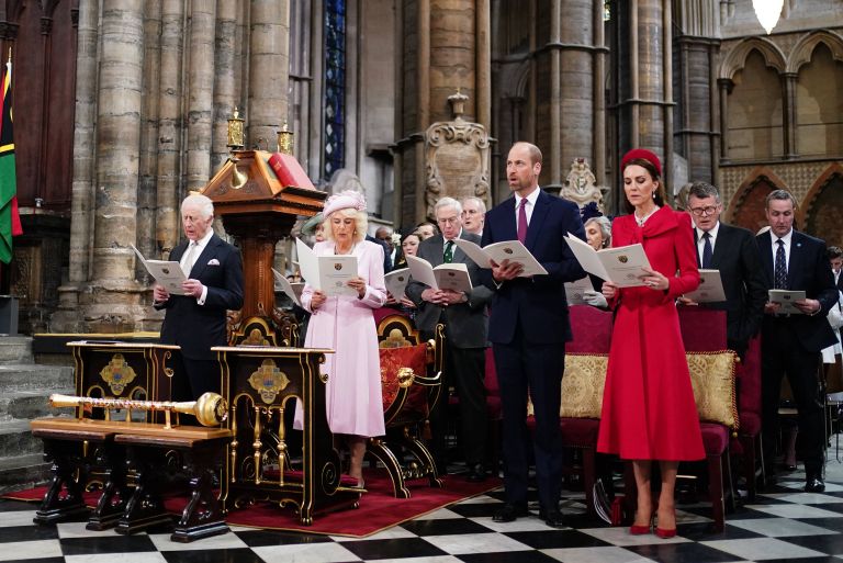 Nasledstvo prestola – William in Kate bosta po Karlovi smrti zavzela osrednje mesto na dvoru.