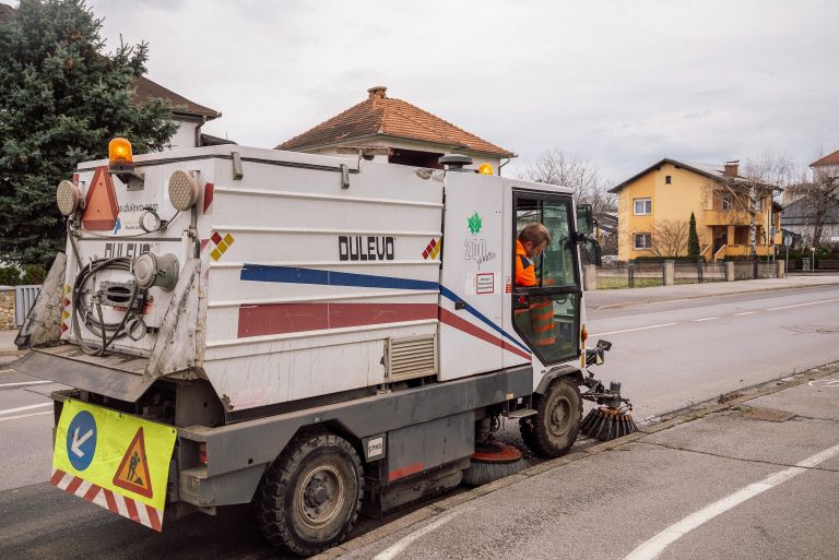 simbolična, pometanje-cest, pometač, cestno-podjetje-murska-sobota, pomgrad, vzdrževanje-cest