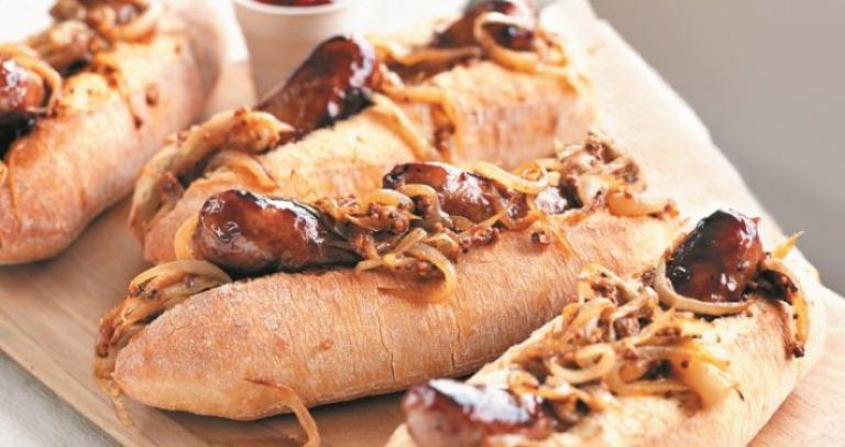 2_Dober-tek_Hotdog-s-karamelizirano-šalotko-710x375.jpg