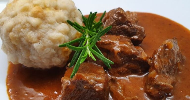 Golaž s kruhovimi cmoki