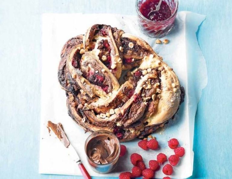 Čokoladni venec z malinami in lešniki