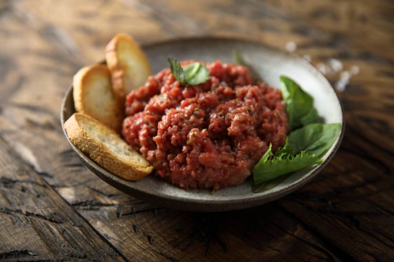 Steak,Tartare,With,Salad,And,Bread