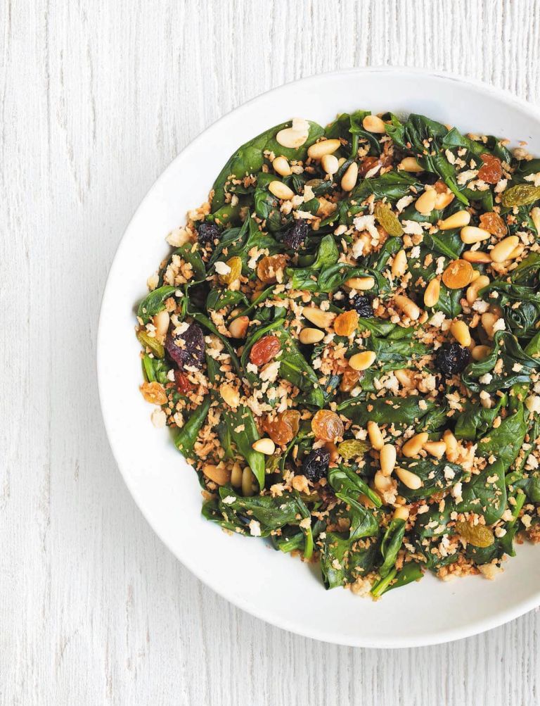 spinaca z rozinami pinjolami in drobtinami