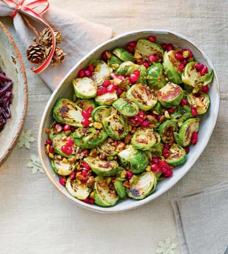 Pražen brstični ohrovt s pistacijami in granatnim jabolkom