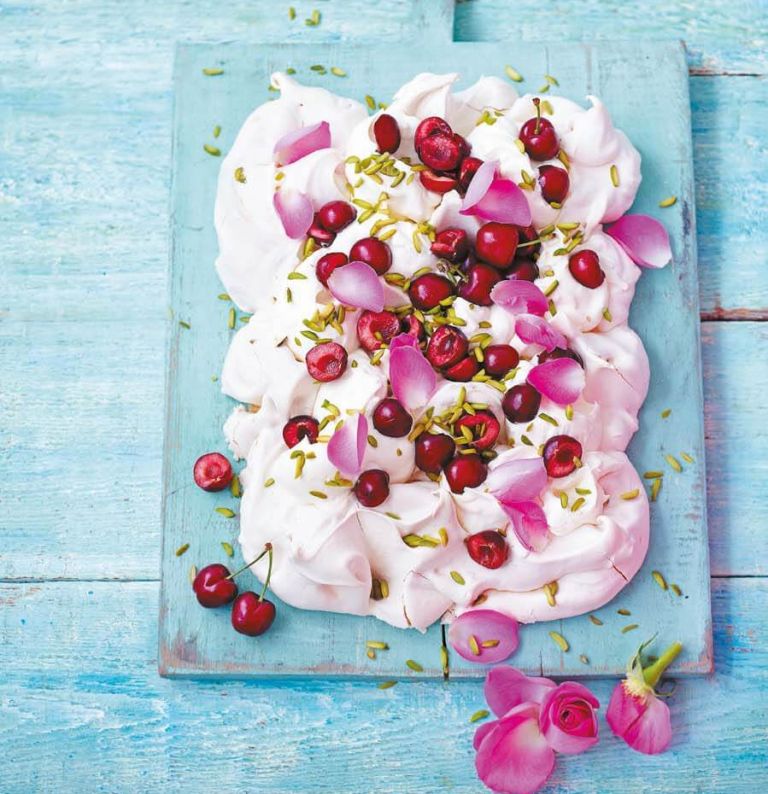 Pavlova s češnjami, vrtnicami in pistacijami