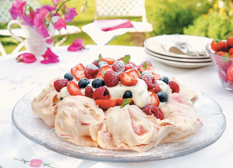 Poletna pavlova z jagodičjem