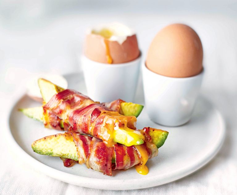 Mehko kuhana jajca z avokadom v pancetini srajčki