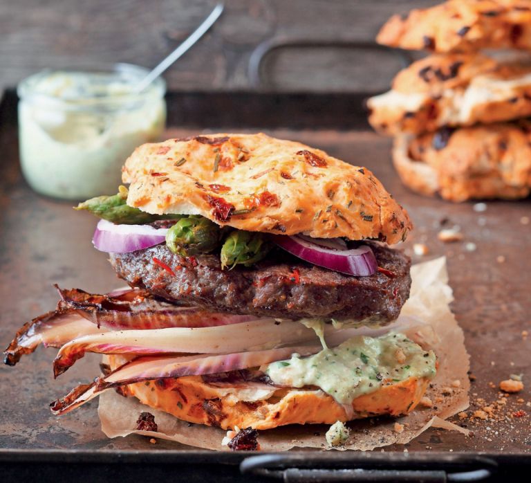 Burger z avokadovo majonezo