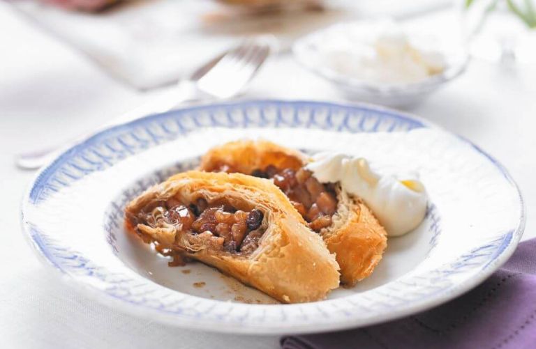 Zavitek s karameliziranimi jabolki in orehi