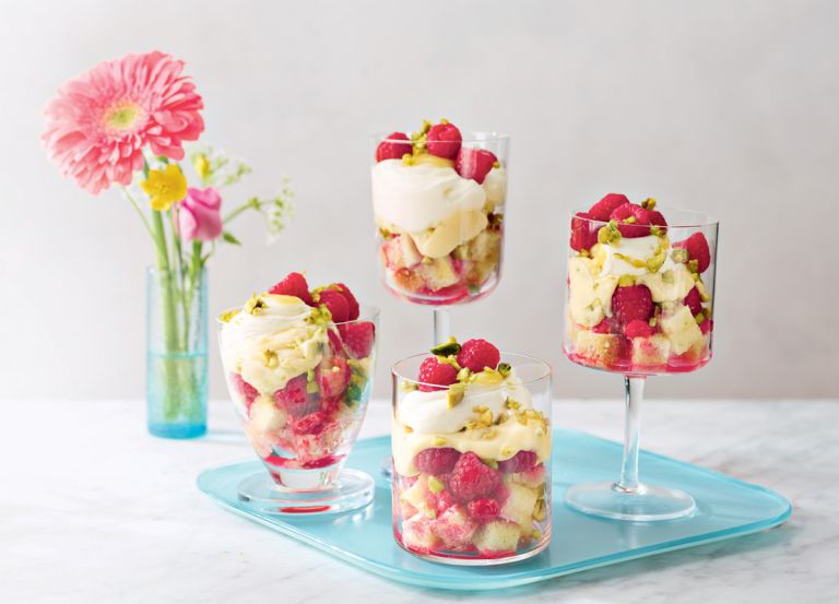 Kupe z malinami, pistacijami in limonovo kremo