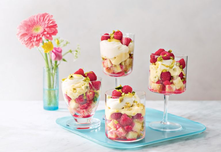 Kupe z malinami, pistacijami in limonovo kremo