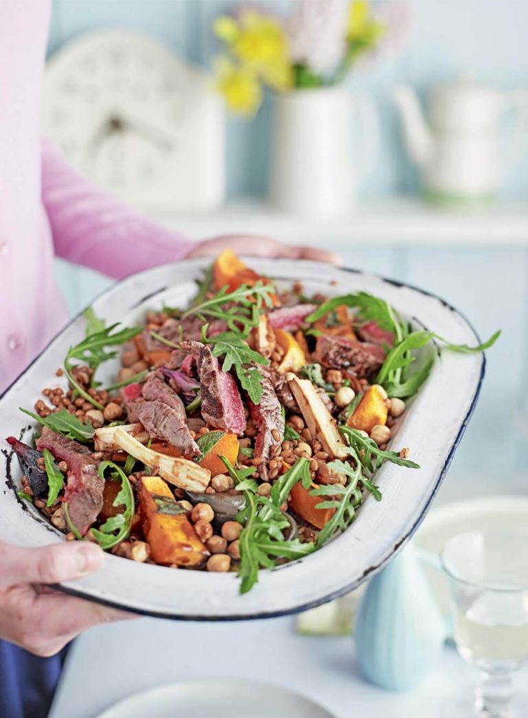 popecena govedina s solato iz pire in muskatne buce