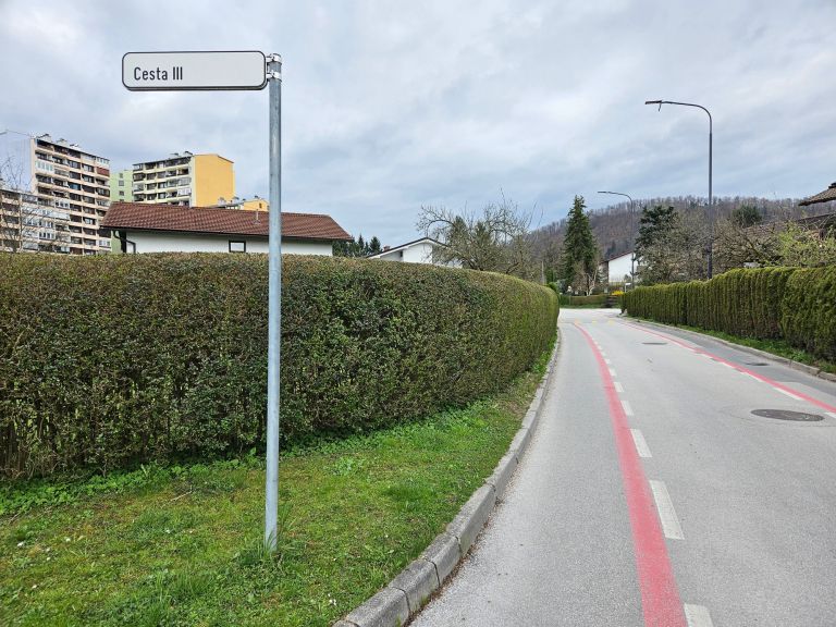 Pločnik Koželjskega, april 2025.jpg