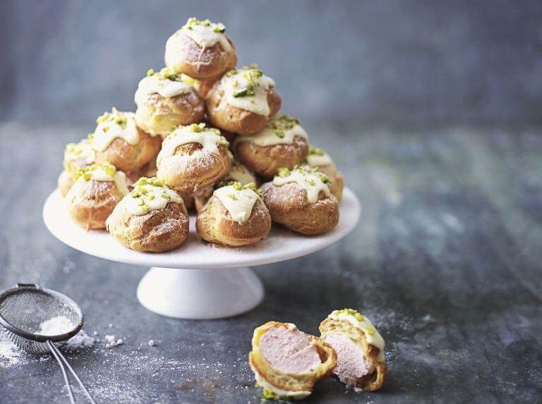 Malinovi profiteroli z belo čokolado in pistacijami