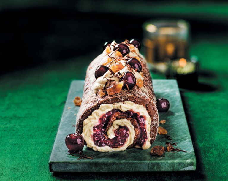 Čokoladna rulada s kostanjevo kremo in češnjami