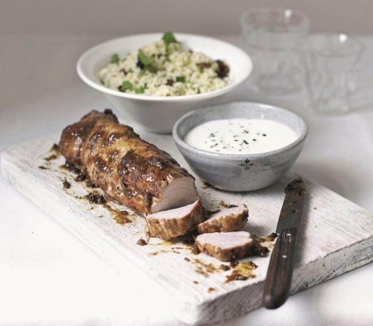 Pečen svinjski file s kuskusom in ingverjevim jogurtom