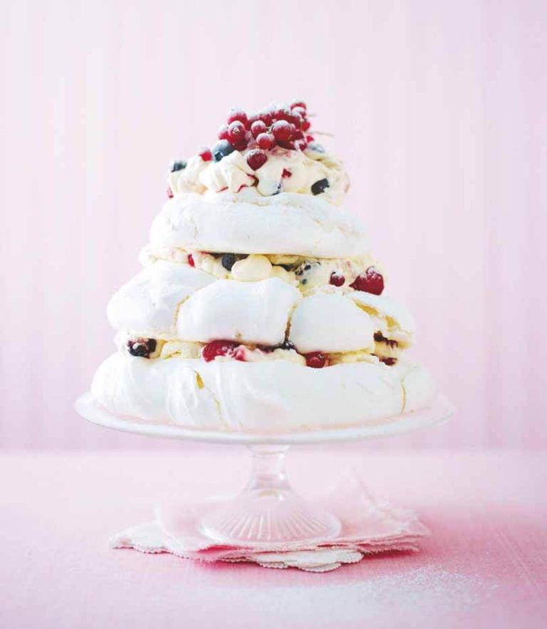 pavlova z jagodicjem in smetano