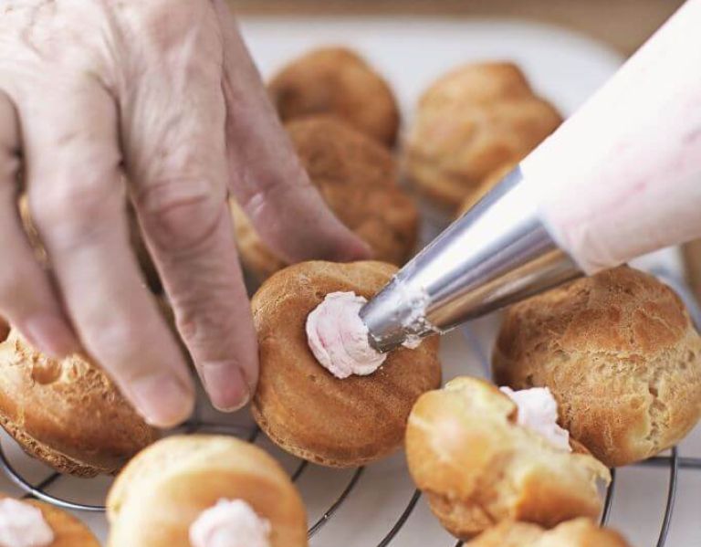 malinovi profiteroli