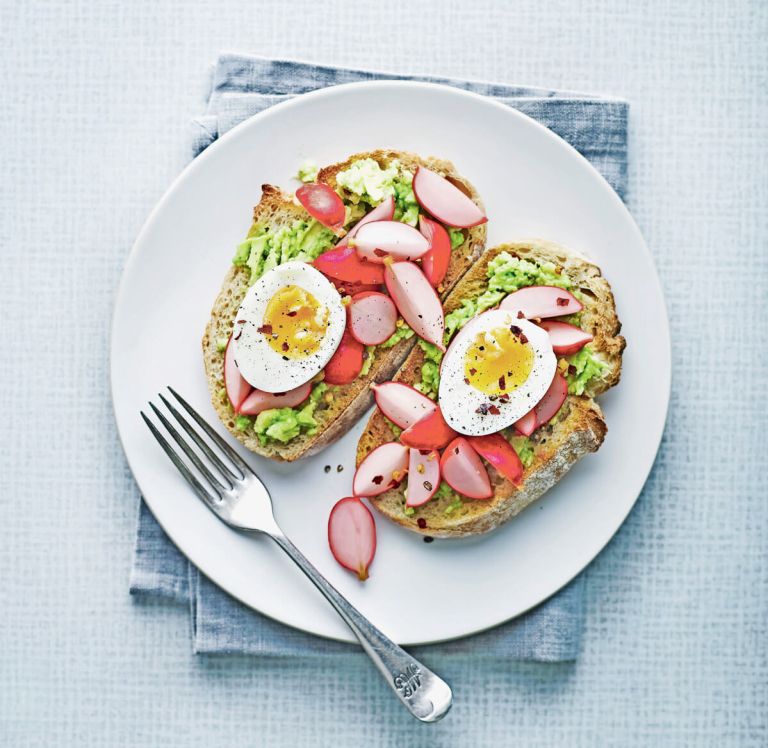 Kruhki, obloženi s kuhanimi jajci, avokadom in na hitro okisanimi redkvicami