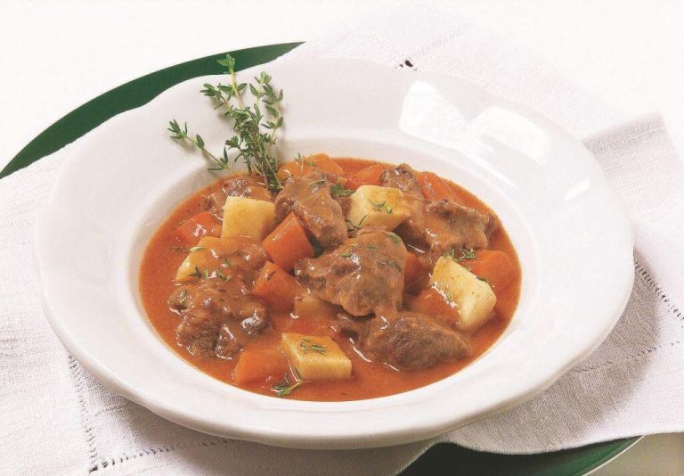 Goveji ragu z rdečim vinom