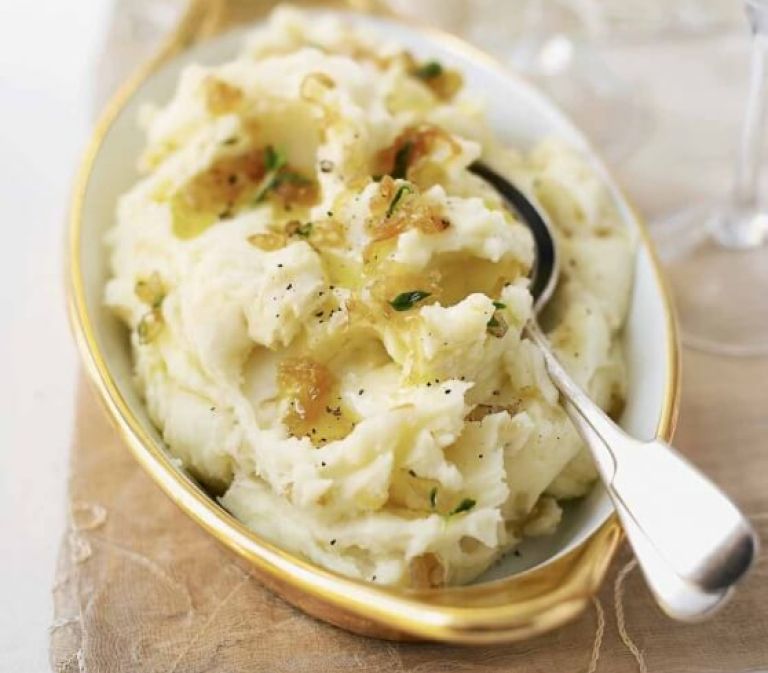 krompirjev pire s karamelizirano šalotko