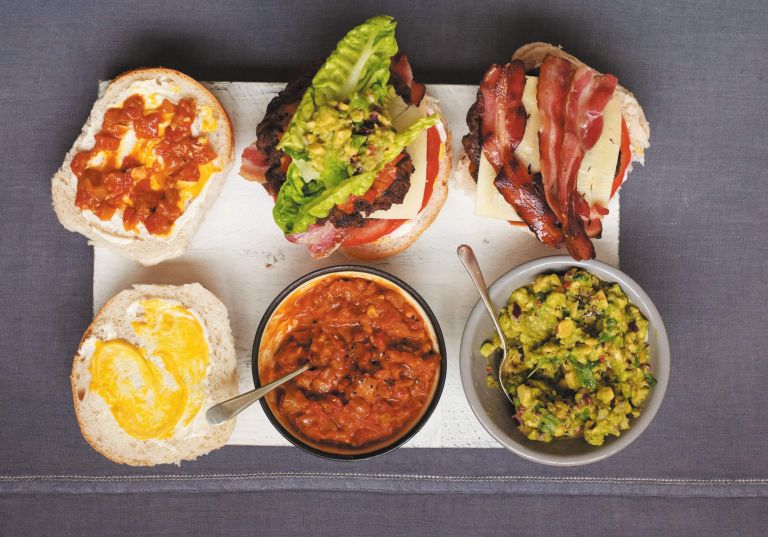 burger s slanino in paradižnikovo omako