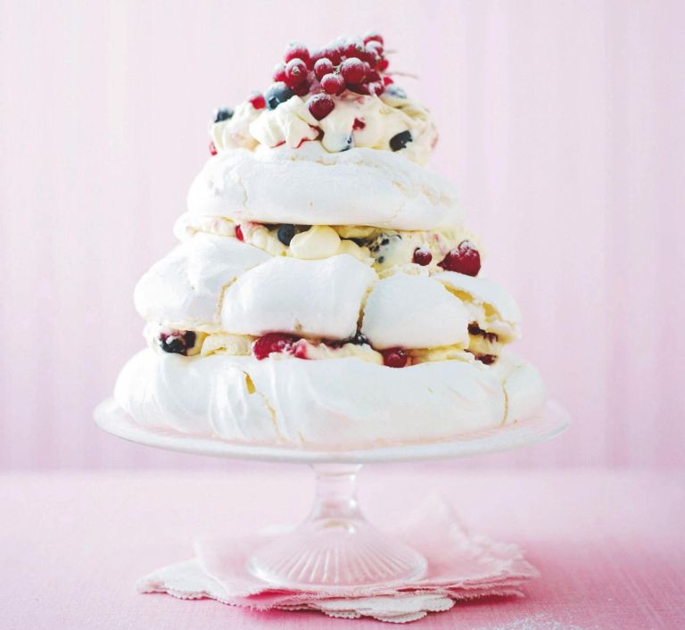 Pavlova z jagodicjem in smetano