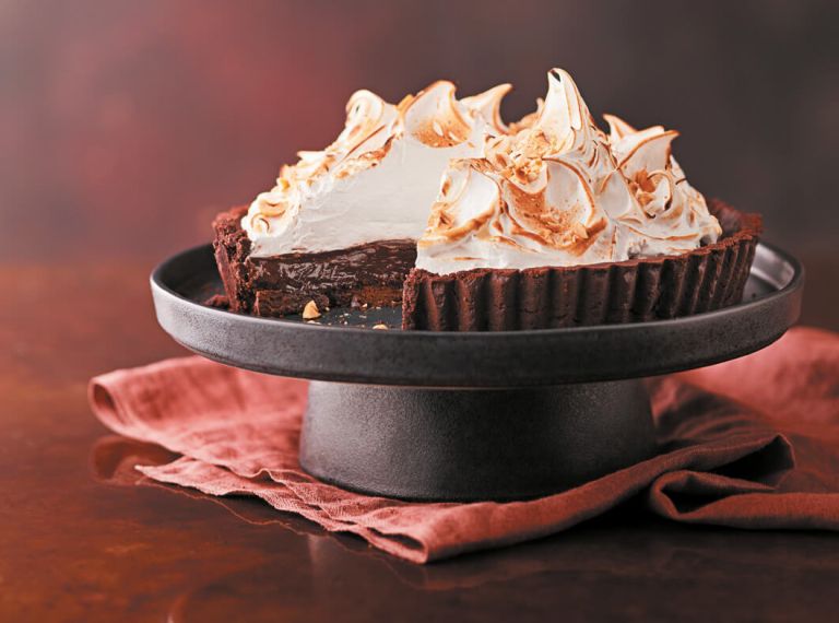 Čokoladno-lešnikova pita z beljakovo čepico