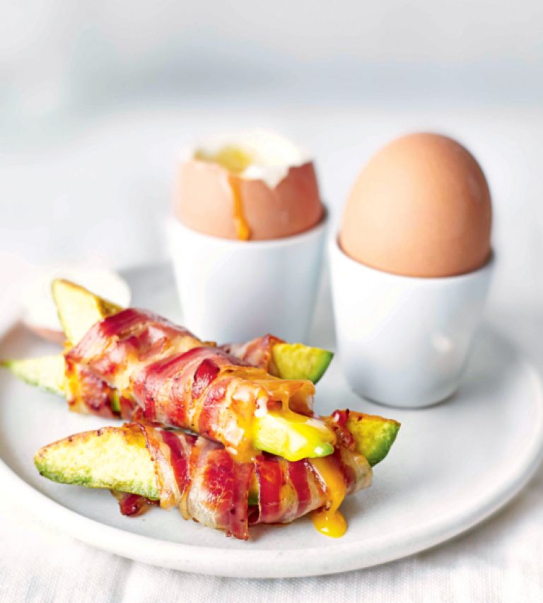 Mehko kuhana jajca z avokadom v pancetini srajčki