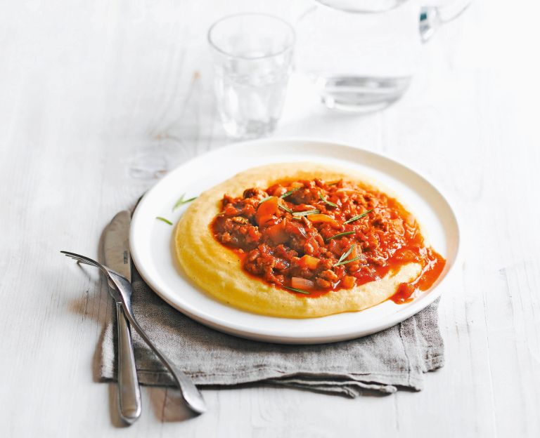 sirova polenta z ragujem iz pecenice