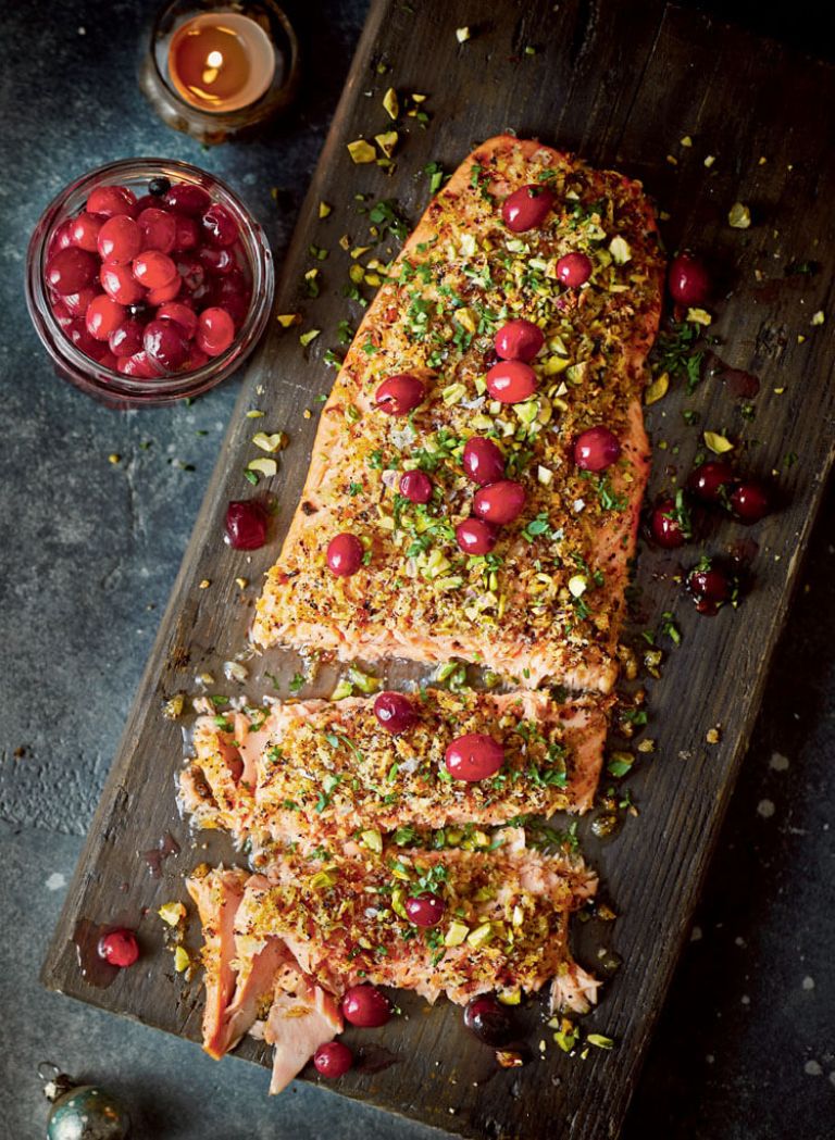 Pecen lososov file z brusnicami