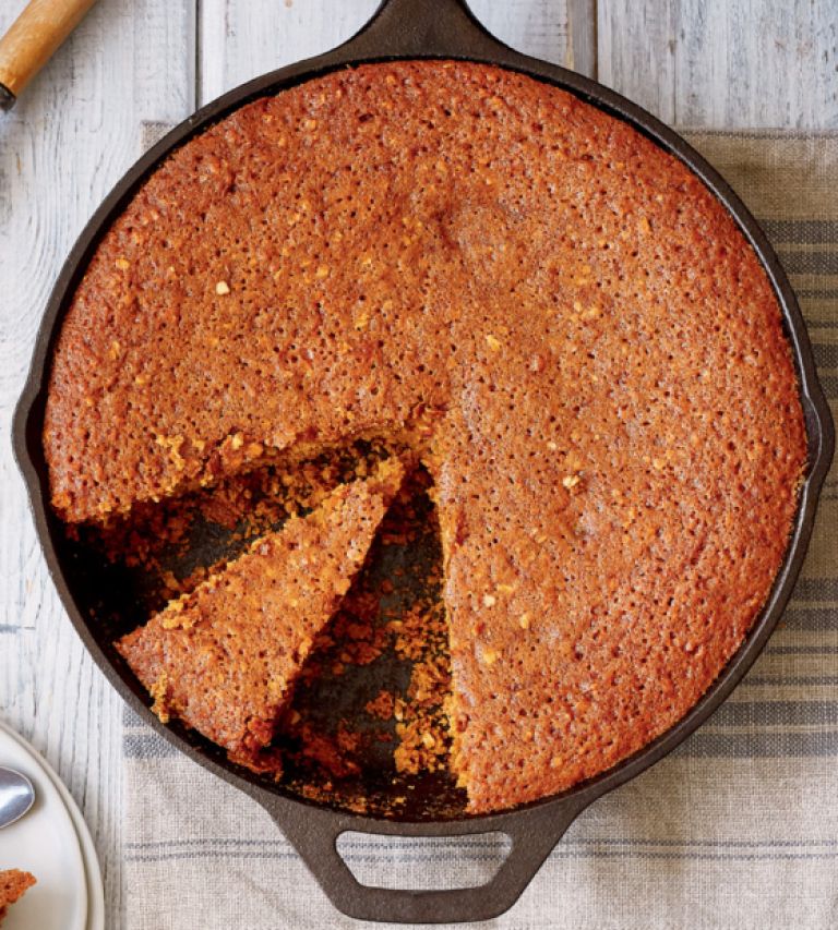 Lepljiv ingverjev kolač iz litoželezne ponve