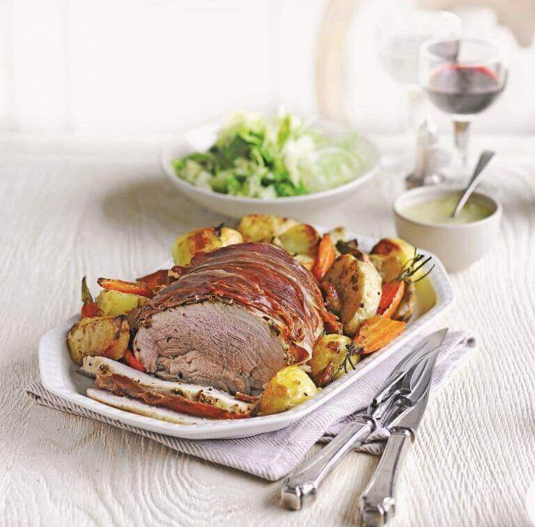 svinjska pecenka v zeliscni skorjici z jabolcno omako