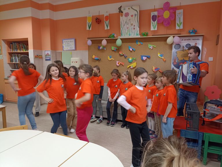 folklorniki, otroski-oddelek-bolnisnice