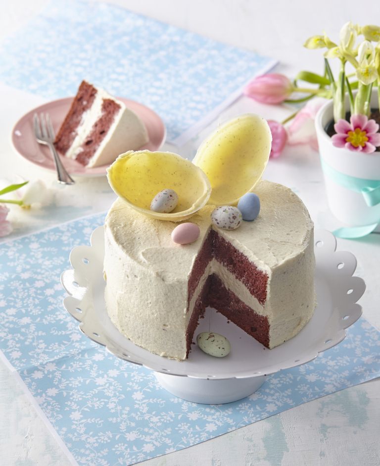 bela torta z velikonočnimi jajčki