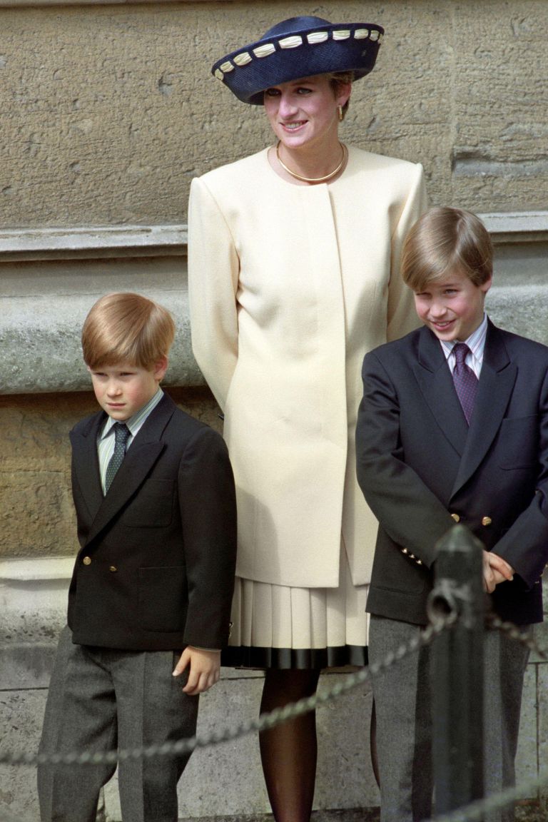 Diana s sinovoma v zgodnjih letih, ko je s svojo toplino ustvarjala občutek običajnega družinskega življenja kljub kraljevskemu okolju.