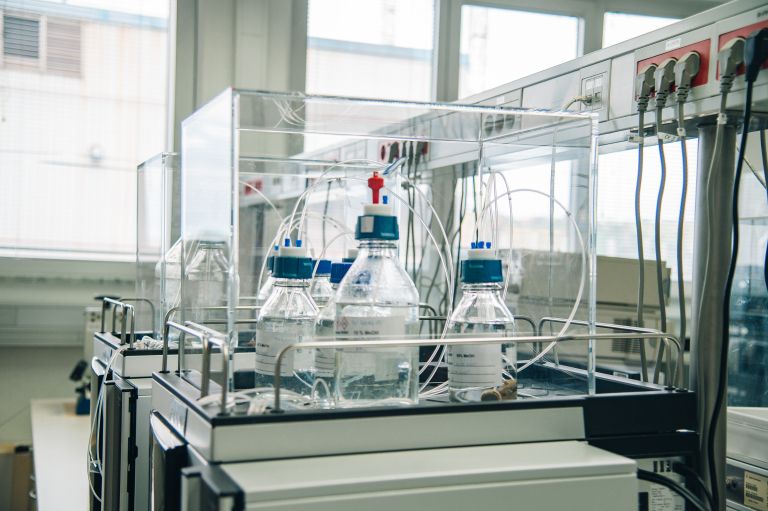 temeljni-kamen-lek-lendava, sandoz, laboratorij-kontrolo-kakovosti, simbolična, farmacija