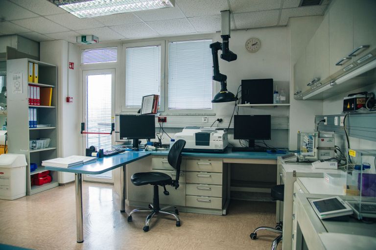 temeljni-kamen-lek-lendava, sandoz, laboratorij-kontrolo-kakovosti, simbolična, farmacija